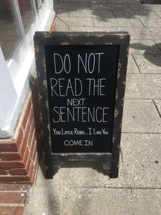 a sign on the sidewalk that reads do not read the next sentence you'll leave it later come ten