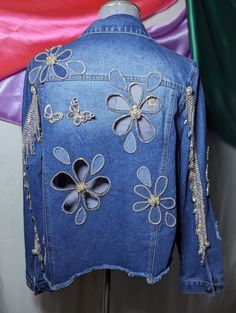 Flowers Cut off on Blue Denim Jacket. Size L - Etsy Diy Jacket Refashion, Refashioning Clothes, Floral Denim Pants, Artisanats Denim, Jean Jacket Diy, Jean Diy, Denim Diy Clothes, Upcycling Clothes, Upcycled Denim Jacket