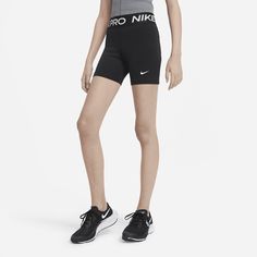 The Nike Pro Shorts are a super-duper stretchy, supportive layer that can be worn alone, or under your shorts or uniform. Add in Dri-FIT technology and sweat has no chance. Shorts Nike Pro, Nike Basketball Shorts, Teen Outfits, Nike Pro Shorts, Nikes Girl, Xl Girls, Nike Leggings, Shorts Nike, Super Duper