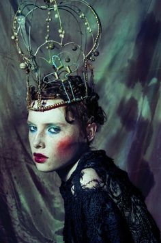 ... Crown Queen, Philip Treacy, Recycled Fashion, Crown Jewels, 인물 사진, Tiaras And Crowns, Mad Hatter, Headdress