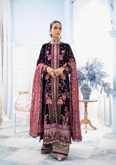 Velvet Suit Pakistani, Pakistani Winter Dresses, Dress Pakistani, Suit Pakistani, Pakistani Clothes Online, Asian Designers, Pakistani Party Wear, Velvet Sleeve, Velvet Suit