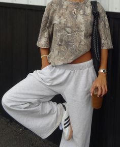 Cute Casual Outfits With Sweatpants, Cozy Beach Fits, Leo Rising Outfits Women, Cute Outfits To Wear With Sweatpants, Cold Weather Lounge Outfits, Cute Comfy Winter Outfits Lazy Days, Comfy Cool Outfits, Lazy Cozy Outfits, Streetwear Chic Outfit