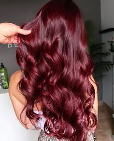 Wine Red Hair Color, Pelo Color Vino, Wine Hair Color, Red Hair Color Ideas, Wine Red Hair, Wine Hair, Red Hair Inspo