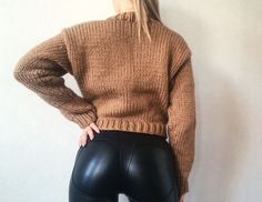 Brown cropped sweater with long sleeves on a woman back side Knit Cropped Sweater, Wool Sweaters Womens, Yarn Sweater, Sweater Oversized, Sweater Oversize, Sweater Wool, Chunky Knit Sweater, Hand Knitted Sweaters, Top Sweater