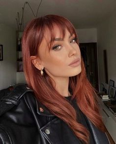 Red Layered Hair With Bangs, Dark Copper Hair With Bangs, Red Brown Hair With Bangs, Bangs On Red Hair, Neutral Red Hair, Edgy Red Hair, Dark Red Hair With Bangs, Ginger Hair Bangs, Cool Tone Red Hair