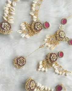 Haldi Mehndi Jewellery, Mehndi Jwellery Idea, Mehndi Bride Jewellery, Kodi Jewellery For Haldi, Mehndi Jewellery Brides, Haldi Ceremony Jewellery For Bride, Haldi Accessories For Bride, Haldi Jewellery Bridal, Haldi Earrings