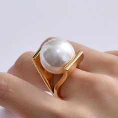 Luxury Rose Gold Pearl Ring In Fine Jewelry Style, Luxury Unique Pearl Ring As Gift, Luxury Modern Pearl Ring, Luxury Adjustable Elegant Pearl Ring, Pearl Rings In Gold, Rings With Pearls, Ring Pearl Modern, Pearls Aesthetic, Baroque Pearl Jewelry