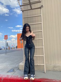 Casual Bustier Outfit, Outfit Corset Noir, Corset Top And Jeans Outfits, Corsette Outfit Casual, Corset Poses, Looks Corset, Corset Outfit Black, Corset Outfit Casual, Outfits With Corsets