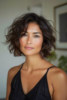 Women Over 40 Are Choosing These Short Hairstyles to Look Younger Long Bob Hairstyles For Curly Hair, Short Hair For Big Face, Chin Length Curly Hair With Layers, Short Wavy Hairstyle Women, French Bob Curly Hair, Short Curly Bob Haircut, Wavy Short Bob, Bob Pendek