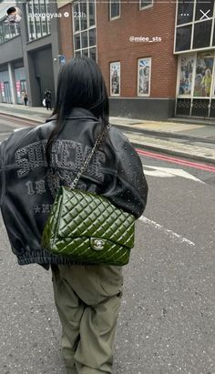 Green Handbag Outfit, Chanel Green Bag, Green Chanel Bag, Green Bag Outfit, Pretty Bags, Winter Fits, 가을 패션