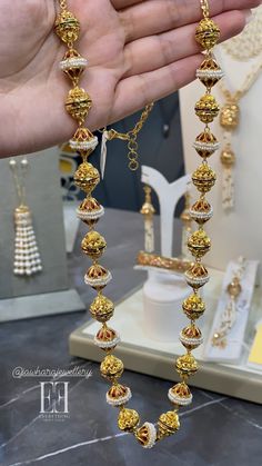 Breslet Design, Tanishq Jewellery, Gold Neck Chain, Gold Jewelry Prom, Gold Crystal Necklace, Arabic Jewelry, Gold Temple Jewellery, Black Beads Mangalsutra Design