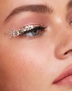 Beauty Photography Morgan Huemmer Glitter Eyeshadow for Airlie and Co - Lucy Alcorn Funky Bridal Makeup, Funky Wedding Makeup, Sparkly Wedding Makeup, Glitter Bridal Makeup, Eras Makeup, Gold Wedding Makeup, Glittery Wedding, Coachella Makeup, Shiny Makeup