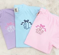 Add a perfect personal touch of embroidered girly glam to any look- “Put A Bow On It”🎀 Perfect for any occasion, this Monogrammed 'Bow' Comfort Colors T-Shirt is sure to turn heads and make a statement :) Bow T-shirt, Girl Monogram Shirt, Monogram Bow, Clothes Embroidery, La Shirt, Clothes Embroidery Diy, Monogram Ideas, Long Sleeve Baseball Tee, Xmas 2024