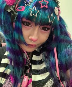 #gyaru Bleached Hair With Dark Roots, Hair Dark Roots, Short Bleached Hair, Harajuku Hair, Gyaru Hair, Hair With Dark Roots, Dyed Hair Inspiration, Hair Dark, Hair Inspiration Short