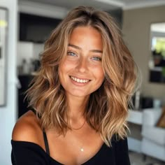 Golden Blonde Highlights On Brown Hair Honey Natural, Warm Honey Blonde Short Hair, Shoulder Length Dark Blonde Hair, Shoulder Length Honey Blonde Hair, Golden Summer Hair, Mid Length Honey Blonde Hair, Face Framing Bangs Wavy Hair, Blond Dore Miel, Rose Hairstyle