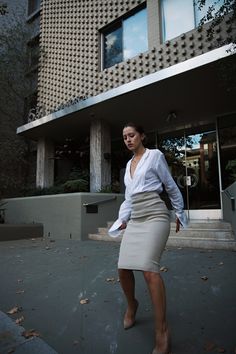 Rachel Zane Suits, Karlas Closet, Karla Deras, Cream Outfits, Celebrity Style Icons, Interesting Outfits, Corporate Attire, Minimalist Women, Trending Fashion Outfits