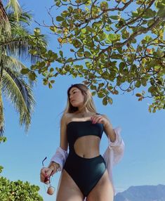 Cute Beach Outfits, Pool Photography, Summer Poses, Summer Picture Poses, Pose Fotografi, Beach Pictures Poses, Beach Photography Poses, Foto Poses, Elegante Casual