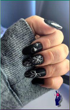 Nail art natalizie Black Christmas Nail Designs, Black Christmas Nails, Beachy Nail Designs, Green Christmas Nails, Nails For 2023, Vintage Nail Art, Glitter Gradient Nails, Color Block Nails, Birthday Nail Designs