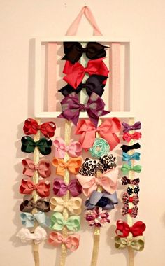 25 DIY Bow Holder Projects – How To Make A Hair Bow Holder Bow Holder Ideas, Tutu Bow Holders, Diy Hairbow, Diy Baby Bows