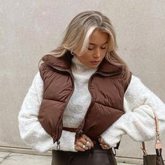 Brown Puffer Vest, Sleeveless Puffer Jacket, Fashion Vest, Warm Jackets, Brown Puffer, Sleeveless Puffer, Jackets Casual, Cropped Coat, Peinados Recogidos