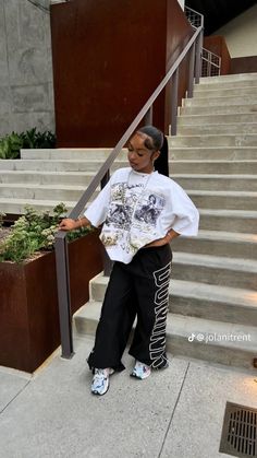 Two Jackets Outfits, Street Wear Female Outfit, Chill Streetwear Outfits Black Women, Oversized Outfit Black Women, Off White Outfit Ideas, Streetwear Black Women, Streetwear Fall Outfits, Winter Street Wear, Cute Chill Outfits