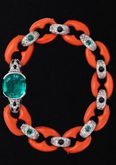 http://rubies.work/0842-ruby-pendant/ Circa 1922 Cartier coral, diamond, onyx, and emerald bracelet. C Beauty, Bracelet Cartier, Bijoux Art Deco, Emerald Bracelet, Onyx Bracelet, Coral Jewelry, Deco Jewelry, Fabulous Jewelry, Gems Jewelry