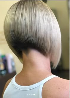 Short Stacked Wedge Haircut, Bob Pendek, Angled Bobs, Wedge Haircut, Angled Bob Haircuts, Stacked Haircuts, Undercut Bob