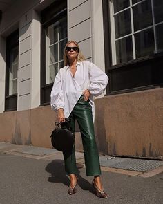 Green Leather Pants, Elegantes Outfit Damen, Autumn Trends, Emo Outfits, Looks Street Style, Outfit Trends