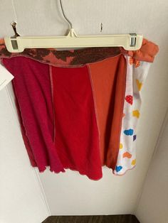 there are four different colored towels hanging on the clothes line