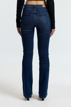 Denim Blue Flare Jeans, Fitted Straight Silhouette Denim Jeans, Fitted Dark Wash Flare Jeans With Five Pockets, Classic Fitted Dark Wash Flare Jeans, Classic Fitted Denim Blue Flare Jeans, Fitted Modern Flare Jeans, Black Flared Jeans Outfit, Flared Jeans Outfit, Flare Jean Outfit