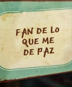 a sign that says fan de lo que me de paz