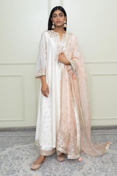 Shop for Sheetal Batra White Silk Chanderi Choga Kurta Set for Women Online at Aza Fashions Sheetal Batra, Boho Chic Wedding Dress, Banarsi Saree, Kurta Set For Women, White Kurta, Hoop Skirt, Boho Chic Wedding, Ivory Silk, Organza Dupatta