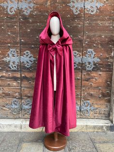 Typical Venetian cloak in velvet lined in satin, with hood. Red. One size. IMPORTANT: At the time of purchase, indicate the telephone number. It is indispensable for the shipping company. Red Velvet Outerwear For Winter, Red Hooded Costume Outerwear, Elegant Red Fall Cape, Red Velvet Winter Outerwear, Red Hooded Cape, Red Winter Cape One Size, Red One-size Poncho Cape, Velvet Cloak, Red Cloak