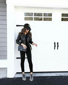 By: camila cohelo Outfit Nero, Pinterest Cute, Style Casual Chic, Athleisure Trend, Shoes Outfit, Neue Outfits, Looks Black, Sport Chic, All Black Outfit