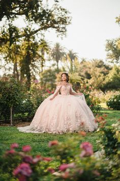 Beautiful quinceanera surrounded by lovely flowers for McKinley Rose Garden quince pre-event session captured by wedding and portrait photographer based in Sacramento, California Pre Quinceanera Photoshoot, Quince Portraits Photo Shoot, Quince Bedroom Photoshoot, Quince Photoshoot Ideas Garden, Quincera Photo Ideas, Quince Poses Photo Shoots Outside, Quinceanera Picture Ideas Photography