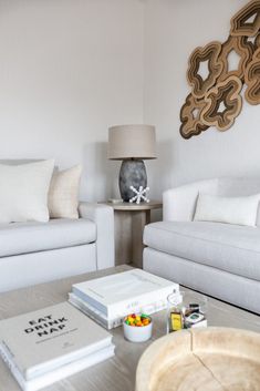 Coffee Table Styling Ideas in a Modern light, bright, white living room design with earthy pops of brown Gorgeous Images, Black Interior Design, Coffee Table Design, Interior Design Styles