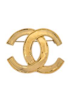 circa 1994 gold plated polished finish signature interlocking CC logo bar-pin fastening Condition: GOOD. This previously owned and used item is in good condition with minimal signs of use. This may include fading of material or plating and scratches. Purchasing this item continues its narrative and reduces the environmental impact by avoiding the use of new resources needed to make the product from scratch, such as water, materials and electricity, and avoiding additional manufacturing impact. Learn more about what makes a product Conscious on our Conscious Criteria page Elegant Gold Jewelry With Logo Plaque, Classic Gold Pins For Formal Occasions, Classic Gold Brooches For Anniversary, Luxury Gold Pins For Anniversary, Classic Gold Lapel Pin For Anniversary, Luxury Gold Lapel Pin For Anniversary, Classic Luxury Yellow Gold Brooch, Luxury Ornate Yellow Gold Brooches, Vintage 14k Yellow Gold Brooches