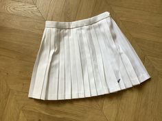 80's Vintage Kawasaki pleated badminton skirt, tennis skirt with YKK zippers. YKK zipper is a japanese zip manufacturer. Easy zip up and down. Size: Waist 63 cm,   Length 35 cm        Made in Japan No damage, in excellent condition. Casual White Tennis Skirt With Accordion Pleats, White Pleated School Uniform Skirt, White Pleated Tennis Skirt For School, White Tennis Skirt For School, White Preppy Tennis Skirt For School, White Stretch Mini Skirt For School, White Stretch Skirt For School, White Stretch Tennis Skirt For School, White Mini Tennis Skirt With Accordion Pleats