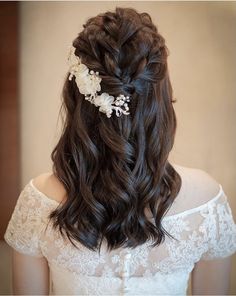 Shadi Hairstyles Indian Weddings, Hair Indian Wedding, Short Hair Flower Hairstyles, Hair With Flowers Indian, Saree And Flower In Hair, Desi Hairstyles With Flowers, Long Hair With Gajra, Engagement Hairstyles Indian, Open Hairstyles Indian Wedding