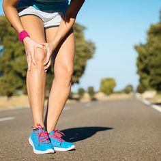 an image of a woman with knee pain on the road and text that reads articulaciones y deportie