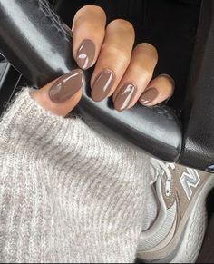 The brown nails are coming. Brown is my go to colour when it comes to autumn, winter nails. This set is simple but looks super cute, on short almond shape nails. Really natural looking, for that clean girl look. Dip Powder Nails With French Tip, Round Nails Colors, Round Nail Designs, Simple Fall Nails, September Nails, Cute Nails For Fall, October Nails