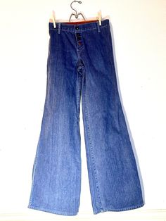 Vintage 1970s Low Rise Denim Bell Bottoms - Wide Leg Jeans - Snap Button Closure Western Details of Cut - Pocketless Fitted Cut - Classic. Style Signature of the Era Waist: 26 inches Hips: 35 inches Inseam: 31.5 inches Rise: 9.5 Flare: 11 inches #vintagebellbottoms #vintagedenim #70sflares #vintage1970s #70sjeans Denim Bell Bottoms, 70s Jeans, Jean Large, Vintage Bell, Vintage 1970s, Vintage Denim, Jeans Denim, Wide Leg Jeans, Bell Bottoms