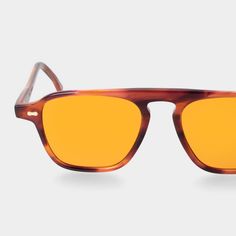 Sunglasses Unisex TBD Eyewear Panama Eco Havana | Orange. These 50s-style aviator sunglasses are a contemporary and sustainable accessory. They combine a havana bioacetate frame and orange bio-based teardrop lenses. Lens: 100% UV protection. Filter: Category 2 Sustainable Sunglasses, Sustainable Accessories, 50s Style, Brown Sunglasses, 50s Fashion, Unisex Sunglasses, Aviator Sunglasses, Havana, Panama