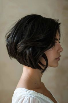 20 Très Chic Ways to Rock the Short French Bob Hairstyle Short And Layered Haircuts, French Bob Haircut Back View, Graduated French Bob, French Bob With Side Part, French Bob Back View, Chin Length French Bob, French Bob With Layers, French Bob Haircut Short, Bottleneck Bob