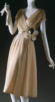 Partie Fine dress by Christian Dior Haute Couture, S/S 1951~Image © The Metropolitan Museum of Art. Christian Dior Haute Couture, Fifties Fashion, Fashion 1950s, Vintage Couture, Dior Couture, Vintage Vogue, John Galliano, 50s Fashion, 1950s Fashion