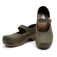 Only Tried On Briefly. Size 36 Which Is Us Women’s 5.5-6. Please Look Through All Photos For More Details. Smoke Free Pet Free. Fast Shipping. Check Out My Page. Bundle And Save! Nubuck Leather Clogs Consist Of: Base: European Lime Woodsole: Rubber Solefastening: Staples Other: Metallic Buckle Green Leather Footbed Clogs With Round Toe, Green Clogs With Rubber Sole And Round Toe, Green Closed Toe Clogs With Buckle Closure, Green Clogs With Removable Insole, Green Leather Clogs With Round Toe, Green Clogs With Wooden Heel And Round Toe, Green Closed Toe Clogs With Wooden Heel, Green Clogs With Rubber Sole And Closed Toe, Green Clogs With Leather Sole And Round Toe