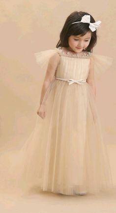 Ho Baby, Pinterest Women, Pose Model, Princess Dress Kids, Photoshoot Pose, Baby Dress Design, Frock Dress, Kids Gown, Kids Designer Dresses