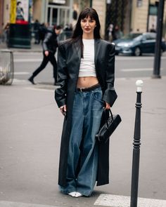 Vacationcore Outfit, Jacket Styling Women, Fashion Week Inspo Outfits, Paris Fashion Week Fall 2023, Style Autumn 2023, Paris Fw 2023 Street Style, Fw 2023 Street Style, Fashion 2023 Fall, Fall Fashion Week 2023