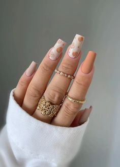 Discover a variety of classy and simple Thanksgiving nail designs that are perfect for fall! Whether you love earthy autumnal colors or more subtle shades, you'll find the perfect nail art ideas to complement your holiday look. These matte neutral nails with pumpkins are perfect to wear throughout the season! Pumpkin Nail Designs, Unghie Sfumate, Milky Nails, Pumpkin Nails