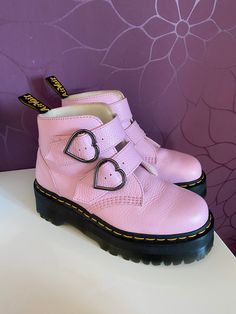 Original Dr Martens Original Devon Heart Leather Platform Boots in Pastel Pink in GREAT CONDITION/LIKE NEW. Super rare / no longer being sold! Only worn once due to them not being the right size for me!  Uk size 6 / EU size 38-39  Shipping Worldwide! Please reach out if there are any questions! Plateau Boots, Pink Doc Martens, Dr Martens Original, Magical Girl Aesthetic, Leather Platform Boots, Martens Boots, Dr Martens Boots, Rose Pastel, Doc Martens